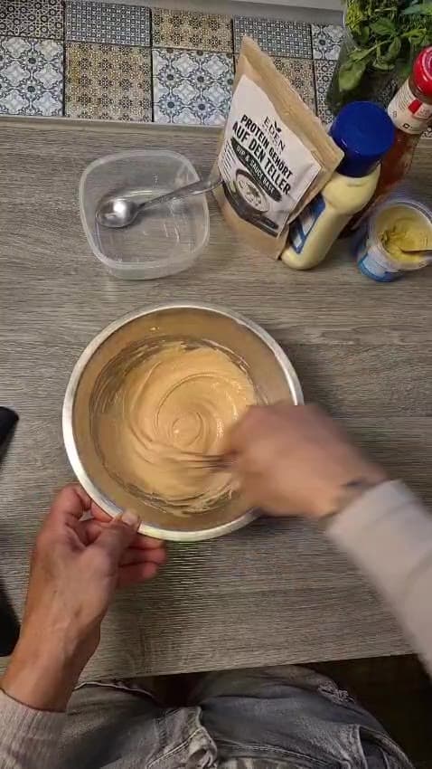 Fertige Eden Proteinsauce auf einem Teller